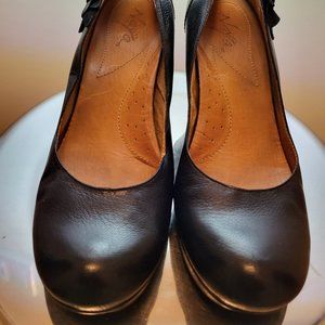 Naya black leather pumps